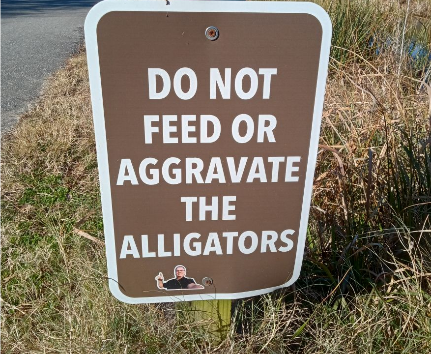 Sign saying do not feed or aggravate the gators